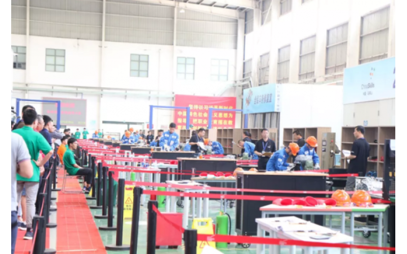 【群雄激戰(zhàn)】新能源汽車檢測(cè)與維修賽項(xiàng)“開(kāi)戰(zhàn)”，風(fēng)向標(biāo)助力選手亮劍賽場(chǎng)